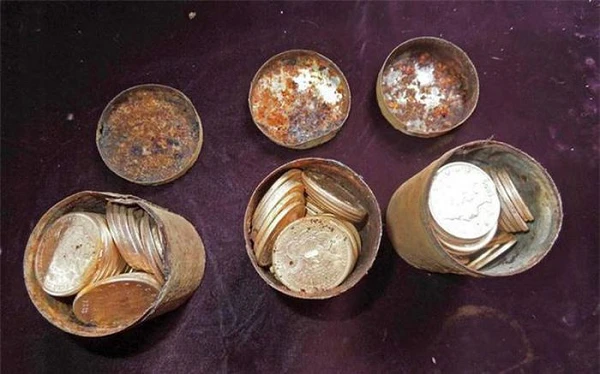 Dắt chó đi dạo, vô tình nhặt được kho báu khủng 200 tỷ đồng