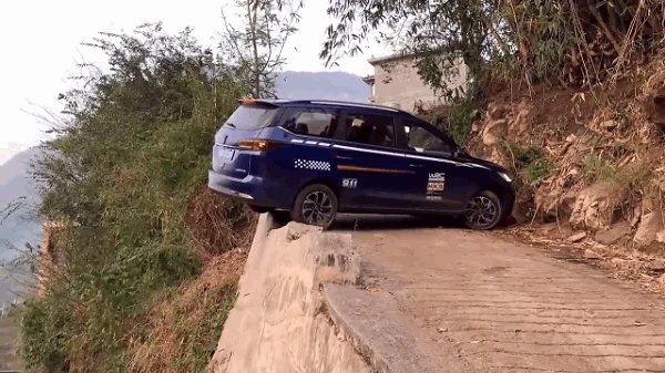 Video: Thót tim khoảnh khắc tài xế quay đầu ôtô trên con đường siêu hẹp