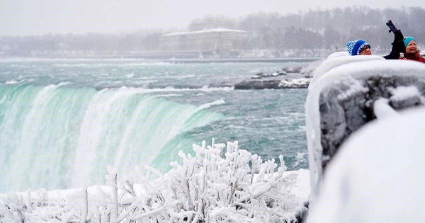 Dòng thác dữ bị đóng băng, khoác màu áo trắng tinh khôi kỳ ảo