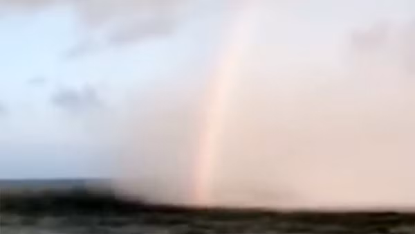 "Vòi rồng” cực hiếm bất ngờ xuất hiện ở Cửa Lò: Điềm báo lũ?