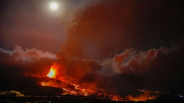 Núi lửa phun trào ở Tây Ban Nha: Dấy lên lời đồn tận thế?