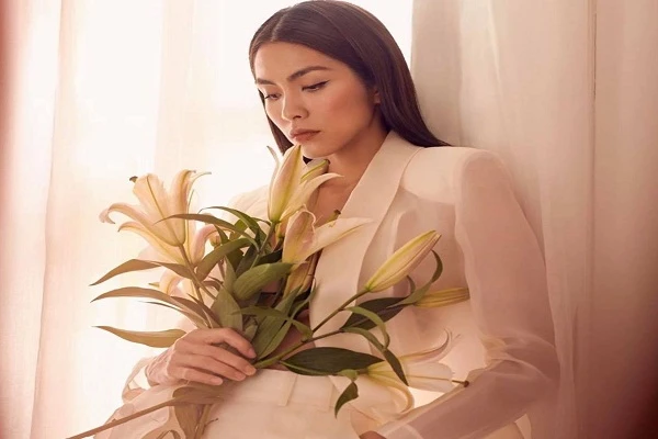 Nhan sắc mong manh của Tăng Thanh Hà khi diện đồ xuyên thấu