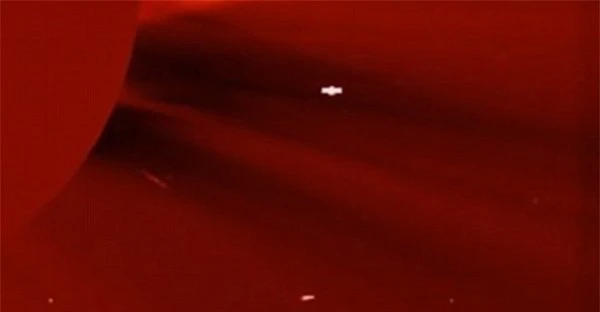 Vật thể lạ bay sát Mặt Trời chỉ có thể là của người ngoài hành tinh