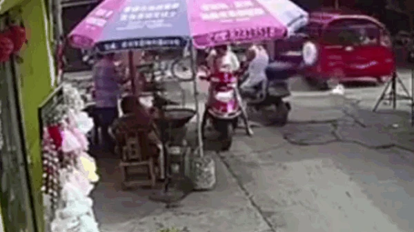 Video: Để con vặn tay ga, 2 mẹ con ngã vào chảo dầu đang sôi