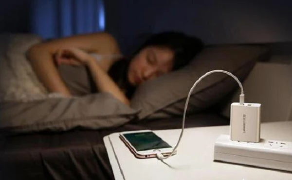 Nhanh có điện thoại mới nếu không bỏ thói quen... sạc qua đêm