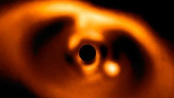 Khoa học bối rối khi phát hiện một hành tinh đang... sinh con