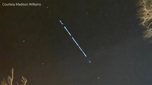 Vệt sáng lạ bất ngờ xuất hiện trên bầu trời nước Mỹ: Là UFO?