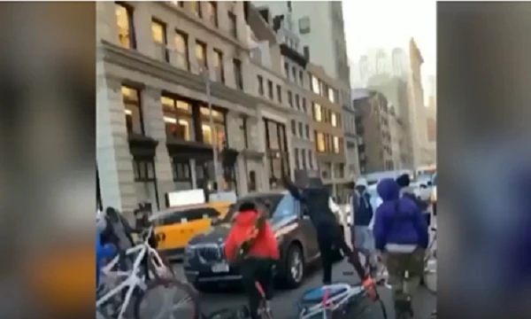 Video: Hàng chục thiếu niên đi xe đạp đập phá xe BMW giữa phố 