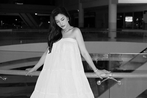 Đông nhi bầu bí vẫn diện váy khoe vai trần siêu gợi cảm