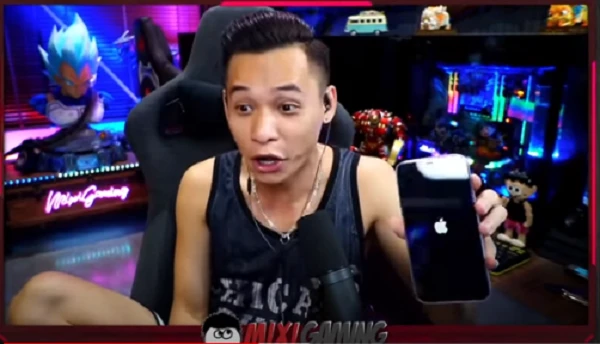 Độ Mixi đập hộp iPhone 12 như diễn hài vì loạt biểu cảm khó đỡ