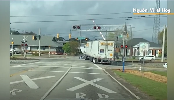 Video: Xe container bị đoàn tàu tông khi băng qua đường ray