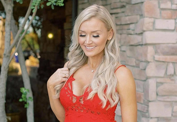 Nữ golf thủ xinh đẹp khoe khéo vòng 1 đầy đặn cực bốc lửa