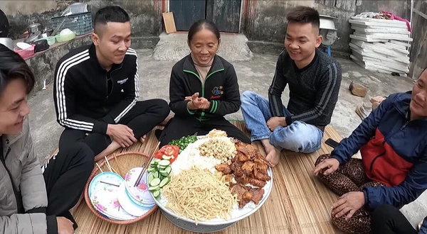 Bà Tân Vlog mắc lỗi sai khi trổ tài làm cơm tấm