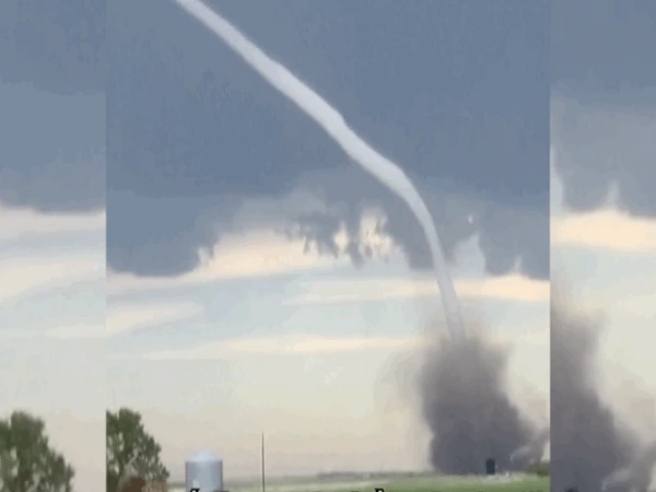 Video: Vòi rồng siêu dài uốn lượn trên bầu trời Canada