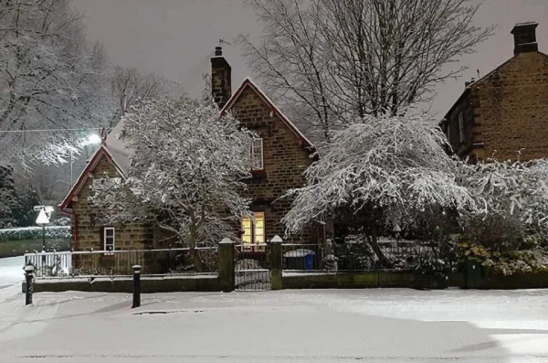 Làng quê nước Anh phủ tuyết đẹp như trong truyện cổ tích
