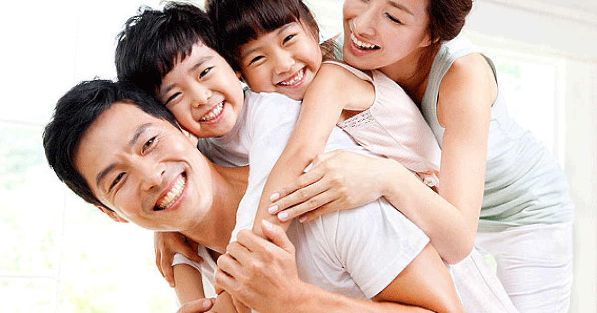 Những lời nói như vậy dễ khiến trẻ bị tổn thương, chỉ có điều vết thương trong lòng của trẻ em khó lành, giống như vết sẹo in hằn vào tim. Nhưng trẻ em chưa biết cách chủ động để chia sẻ với bố mẹ những điều mình không thích, những điều khiến mình bị tổn thương, để bố mẹ chú trọng lời nói với con hơn. Vì thế, những vết sẹo ấy cứ đi theo các em suốt cuộc đời.