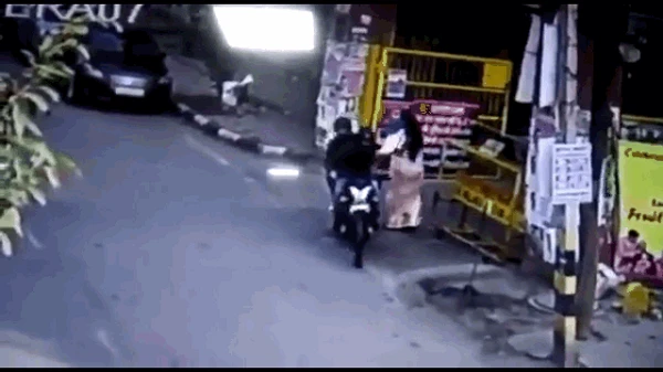 Video: Hai tên cướp giật túi xách, kéo lê người phụ nữ trên phố