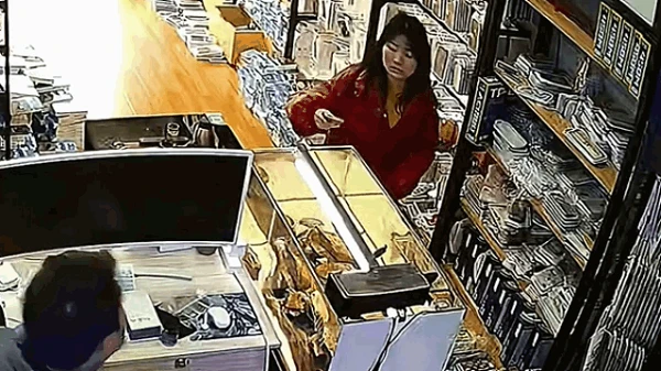 Video: Cô gái vô tư thả điện thoại vào bể cá và lý do bất ngờ