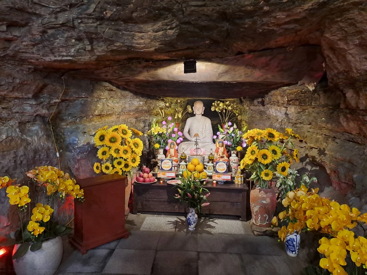 Độc đáo chùa Hang, nơi đầu tiên Phật giáo du nhập vào Việt Nam