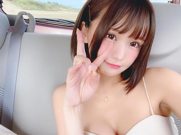 Nữ game thủ vô địch thế giới gây sốc vì cởi áo khoe thân 