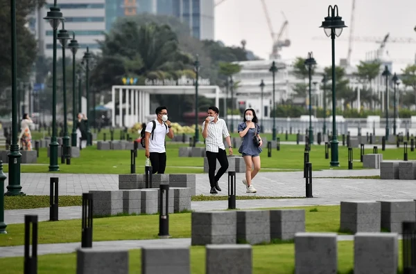 Công viên bến Bạch Đằng đông người dạo chơi ngày đầu mở cửa