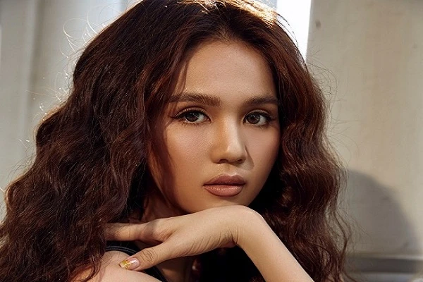 Ngọc Trinh "đốt mắt" fan với mốt quần xuyên thấu cực nóng bỏng