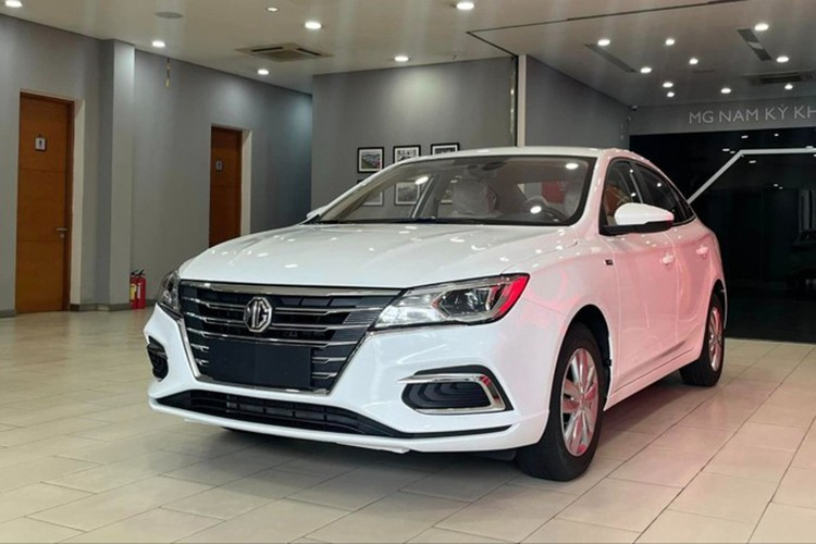 MG5 MT الجديدة: 399 مليون دونج فيتنامي. تُصنّف MG5 MT الجديدة 2019 سعر السيارة من الفئة A. تتميز MG5 MT 2018 ملم، وقاعدة عجلاتها التي يبلغ طولها 2,680 ملم. 1.5 113 113 150 كييف متر، مع ناقل حركة بخمسة فولت. 14.jpg