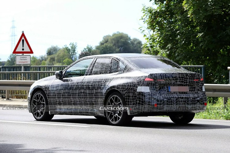 Till skillnad från 5-serien eller 7-serien – där BMW kombinerar både bensin- och elbilar på samma plattform – kommer 3-serien och i3 att utvecklas helt separat. 5-8038.jpg