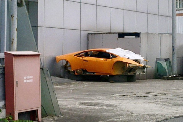 Trước đó, bộ khung xe từng trưng bày ở xưởng dịch vụ Lamborghini Hà Nội. 2-5213.jpg