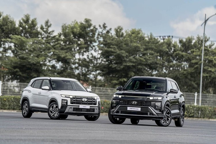 Hyundai Creta N Line ប្រសិនបើអ្នកប្រើប្រាស់កំពុងស្វែងរករថយន្ត SUV នៅទីក្រុងដែលមានរូបរាងផ្ទាល់ខ្លួនជាង ប៉ុន្តែនៅតែធានាបាននូវប្រតិបត្តិការប្រកបដោយផាសុកភាព នោះ Hyundai Creta N Line អាចជាការណែនាំដែលគួរពិចារណា។ ជាមួយនឹងតម្លៃ 715 លានដុង វ៉ារ្យ៉ង់ស្ព័រនេះគឺខុសគ្នាបន្តិចបន្តួចពីកំណែ Premium (705 លានដុង) ដោយផ្តោតសំខាន់លើការកែប្រែផ្នែកខាងក្រៅដើម្បីបង្កើតសញ្ញាសម្គាល់តែមួយគត់។ 12-3785.jpg