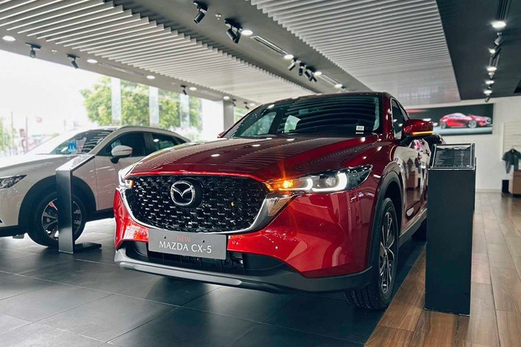 Mazda CX-5: 1,586 គ្រឿង។ ការលើកទឹកចិត្ត និងការបញ្ចុះតម្លៃពីក្រុមហ៊ុនផលិត និងអ្នកចែកចាយជួយឱ្យ Mazda CX-5 បន្តក្លាយជារថយន្តប្រើសាំងដែលលក់ដាច់បំផុតមួយនៅក្នុងទីផ្សារវៀតណាម។ រថយន្ត Mazda CX-5 ចំនួន 1,586 គ្រឿងត្រូវបានប្រគល់ជូនអតិថិជនក្នុងខែកក្កដា ឆ្នាំ 2025 ពោលគឺកើនឡើងចំនួន 86 គ្រឿង ដោយហេតុនេះបង្កើនការលក់សរុបបន្ទាប់ពីរយៈពេល 7 ខែដល់ 8,970 គ្រឿង។ 5.jpg