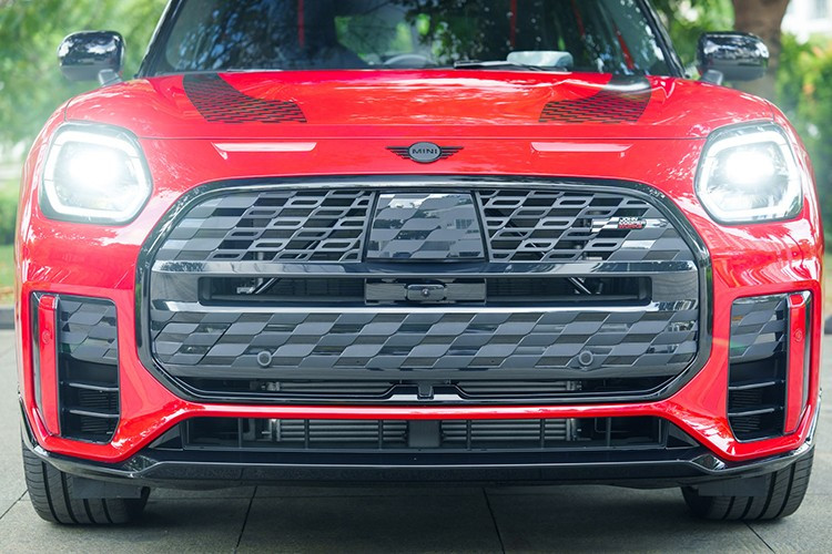Официальная цена MINI John Cooper Works Countryman ALL4 нового поколения, продаваемого во Вьетнаме, составляет 2,789 млрд донгов. Автомобиль доступен в 8 вариантах окраски кузова, кроме того, покупатели могут персонализировать экстерьер с помощью множества опций... 5-4355.jpg