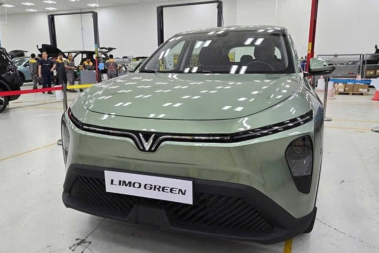 Recently, the car enthusiast community in Vietnam has been abuzz with excitement over images allegedly showing the real-life VinFast Limo Green electric vehicle, supposedly at the factory in Hai Phong. 3-1611.jpg