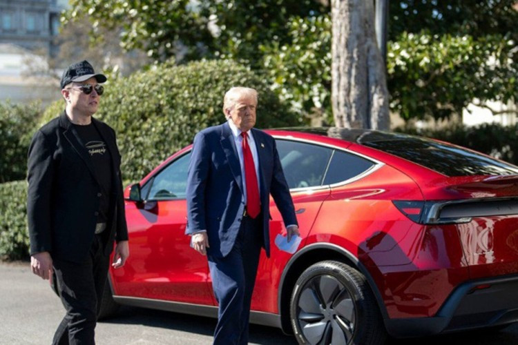 លោកប្រធានាធិបតី Donald Trump កំពុងពិចារណាលក់ ឬផ្តល់រថយន្តអគ្គិសនី Tesla Model S ពណ៌ក្រហម ដែលគាត់បានទិញកាលពីខែមីនា។ 4-3786.jpg