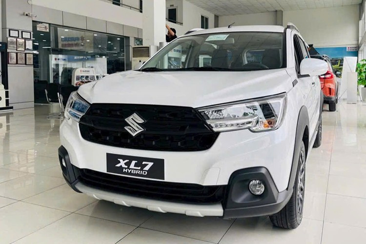 Mức giá niêm yết Suzuki XL7 Hybrid dao động từ 599,9 - 607,9 triệu đồng, khách hàng tiết kiệm khoảng 30 - 60 triệu đồng khi làm thủ tục lăn bánh. 3.jpg