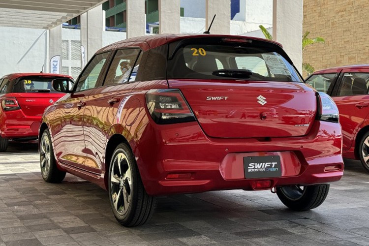 Thông tin từ một số đại lý tại Hà Nội xác nhận, Swift 2025 sẽ ra mắt vào giữa tháng 6 tới và bắt đầu bàn giao xe tại Việt Nam từ tháng 7. 3-3094.jpg