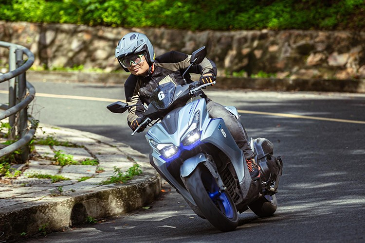 Điểm bất ngờ chính là hệ thống truyền động mới YECVT của Yamaha NVX 155 2025 khiến xe tăng tốc mạnh, vận hành mượt và tiết kiệm nhiên liệu. 1-8192.jpg