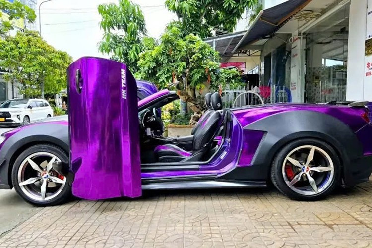 Dieses Chevrolet Camaro Cabrio verfügt über ein Stoffverdeck und benötigt zum Öffnen und Schließen mehr als 15 Sekunden. Der Fahrer kann das Verdeck während der Fahrt vollständig schließen oder absenken, die empfohlene Geschwindigkeit liegt jedoch unter 45 km/h. 5-5152.jpg