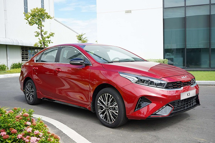 Kia K3 1.6 Turbo version ប្រសិនបើអ្នកស្រលាញ់អារម្មណ៍នៃការបើកបរបែបស្ព័រ ហើយត្រូវការរថយន្តដែលផ្តោតលើស្ទីលផ្ទាល់ខ្លួននោះ កំណែ Turbo GT របស់ K3 គឺមានតម្លៃពិចារណាក្នុងជួរតម្លៃក្រោម 700 លានដុង។ នេះគឺជាកំណែកម្រិតខ្ពស់បំផុតនៃរថយន្តប្រភេទ C-Class នេះ ផ្តោតលើអតិថិជនវ័យក្មេង ដោយផ្តល់អាទិភាពដល់បទពិសោធន៍នៃការបើកបរ និងការរចនាបែបទំនើប។ 6-1075.jpg