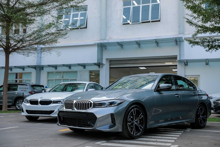 BMW 3 Series và X3 giảm 100 triệu đồng. BMW 520i giảm 124 triệu, còn mẫu X5 giảm 188 triệu đồng. 3-1955.jpg
