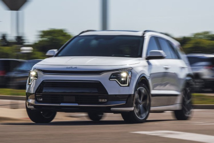 Kia Niro Hybrid: 4,4 Liter/100 km. Obwohl er nicht so bekannt ist wie Toyota oder Honda, überzeugt der Kia Niro Hybrid mit seinem stabil niedrigen Kraftstoffverbrauch von nur 4,4 Litern/100 km unter allen Bedingungen. Mit seinem kompakten Design, der einfachen Bedienung und dem hohen Kraftstoffverbrauch ist er eine kluge Wahl für Stadtfahrer. 3-5763.jpg