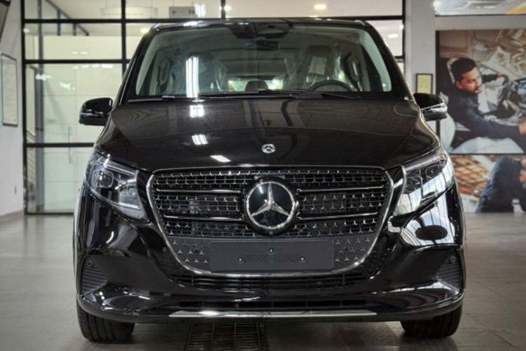 ផ្នែកខាងក្រៅរបស់ V-Class ឆ្នាំ 2025 នៅតែរក្សាបាននូវរូបរាងដ៏គួរឱ្យទាក់ទាញ ប៉ុន្តែត្រូវបានបំពេញបន្ថែមជាមួយនឹងព័ត៌មានលម្អិតទំនើបជាច្រើន។ កំណែទាំងពីរនេះត្រូវបានបំពាក់ដោយអំពូល LED Multibeam ឆ្លាតវៃ ជំនួយធ្នឹមខ្ពស់ដែលអាចបត់បែនបាន និងអំពូល LED taillights ។ ក្រឡាចត្រង្គ 6-4755.jpg