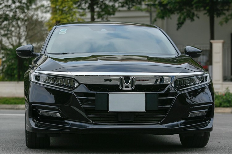 ホンダ・アコード:5つのアコードは長年にわたり、市場で最も売れ行きの悪い車のトップ10に欠かせない存在であり、非常に馴染み深い存在です。しかし、価格の高さ(13億1900万VNDから)に加え、モデルが1種類しかないこと、そしてデザインと装備が長らく改良されていないことが相まって、アコードは市場の最下位に沈んでいます。さらに、ベトナム消費者の嗜好の変化により、Dクラスセダンのセグメントは衰退しています。 5-9286.jpg
