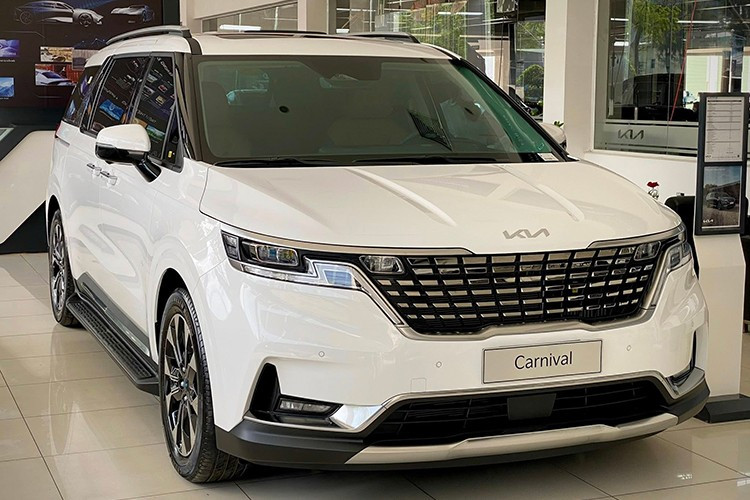 Dù từng nằm trong top xe bán chạy tại Việt Nam, nhưng Kia Carnival bản xăng đang dần rơi vào tình cảnh khó bán. 1.jpg