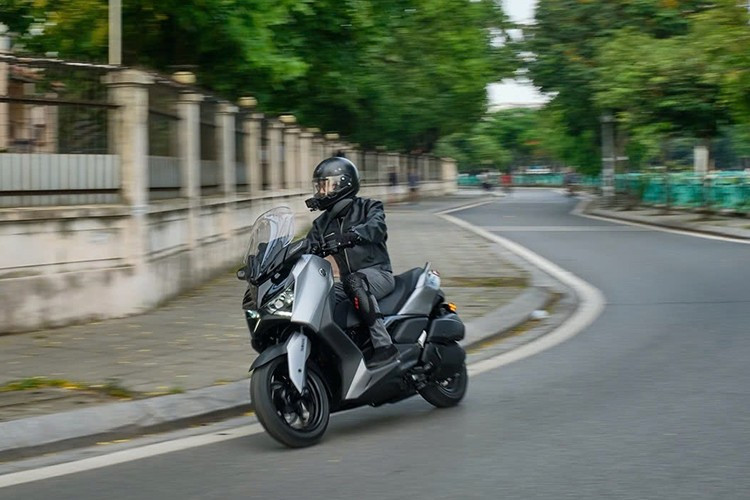 Yamaha XMAX 300 គឺជាម៉ូដែលដែលរចនាឡើងដោយ Yamaha សម្រាប់យុវវ័យដែលមានថាមពលដែលមិនចង់ត្រូវបានបង្ខាំងដោយដែនកំណត់នៃយានជំនិះនៅទីក្រុងបុរាណ។ 1-1345.jpg