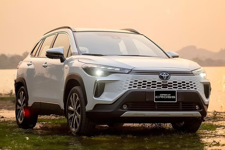 Toyota Corolla Hybrid: 5,0 Liter/100 km. Obwohl er keine besonders hohe Leistung bietet, besticht der Corolla Hybrid durch seine hohe Langlebigkeit, niedrige Betriebskosten und einen angemessenen Preis. In Vietnam verbraucht der Corolla Altis 1.8HEV nur 4,76 Liter/100 km und kostet rund 870 Millionen VND. 7-2385.jpg