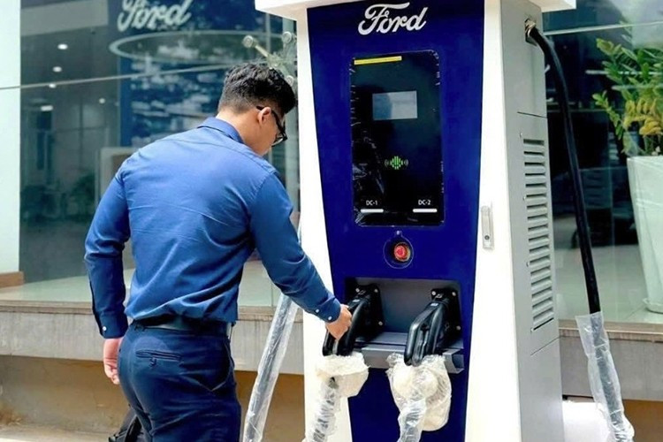 Ford Việt Nam lắp đặt hệ thống trạm sạc ôtô điện tại đại lý. 1-4911.jpg