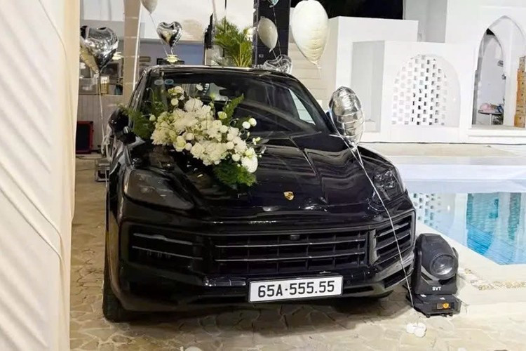 Tổng giá trị chiếc Porsche Cayenne gắn biển 65A-555.55 này lên đến gần 10 tỷ đồng, quá đẳng cấp cho món quà đại gia ở Cần Thơ tặng con gái. 1-5970.jpg