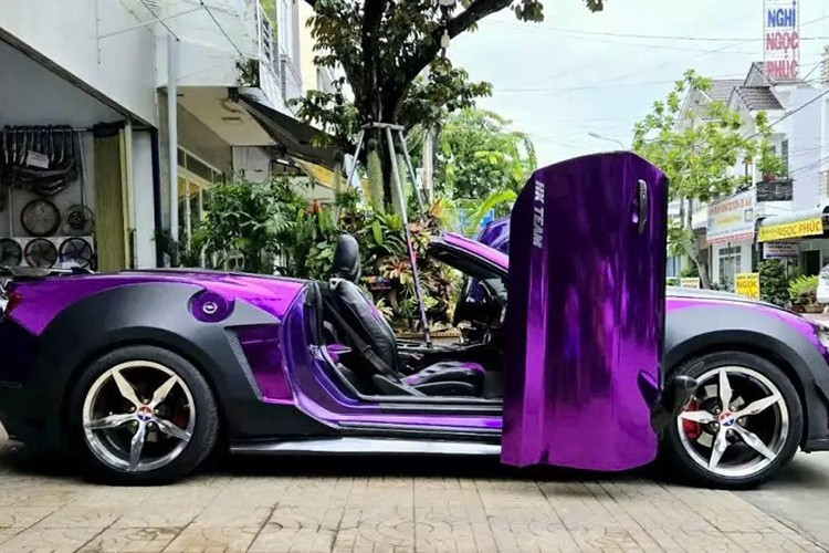 Der Besitzer des Chevrolet Camaro Cabrios entschied sich für die Scherentüren von Koenigsegg für diesen Sportwagen, die beim Öffnen der Tür einen echten Hingucker machten. Die Mitarbeiter von Saigon übernahmen alle Schritte von der Ideenfindung über die Zeichnungserstellung bis hin zur Herstellung der Scharniere. Auch das Ergebnis war sehr beeindruckend. 3-3470.jpg