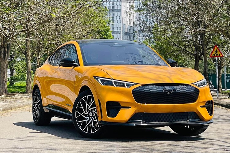 រថយន្ត Mustang Mach-E៖ រថយន្ត SUV អគ្គិសនីផ្លូវការរបស់ Ford Ford Vietnam បានប្រកាសពីកាលបរិច្ឆេទនៃការដាក់លក់រថយន្ត Mustang Mach-E SUV អគ្គិសនីទាំងអស់នៅថ្ងៃទី ១៥ ខែសីហា ដែលជាឱកាសគម្រប់ខួប ៣០ ឆ្នាំរបស់ក្រុមហ៊ុនរថយន្តអាមេរិកនៅវៀតណាម។ Ford Mustang Mach-E ដែលនឹងត្រូវដាក់លក់ជាផ្លូវការគឺប្រភេទ Premium។ 6-1603.jpg